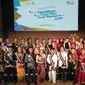 Finalis Putra Putri Batik Nusantara berfoto bersama usai menampilkan pertunjukan seni budaya di malam Unjuk Bakat Pemilihan Putra Putri Batik.  