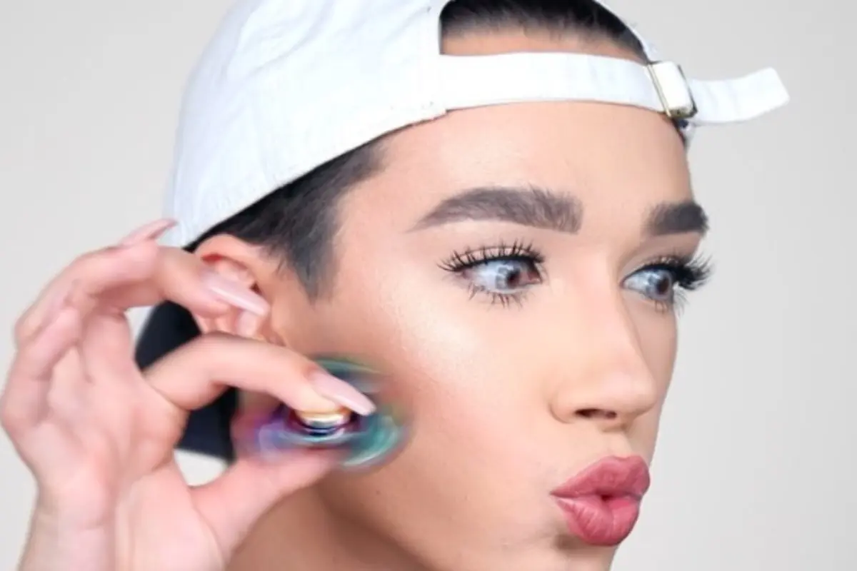 Lagi Hits Nih, Bikin Makeup dengan Fidget Spinner