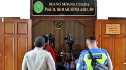 Hakim Kusno memimpin sidang lanjutan praperadilan Setya Novanto atas status tersangkanya dalam kasus korupsi E-KTP di PN Jakarta Selatan, Senin (11/12). Agenda sidang adalah mendengarkan keterangan saksi dari pihak Setya Novanto (Liputan6.com/Johan Tallo)