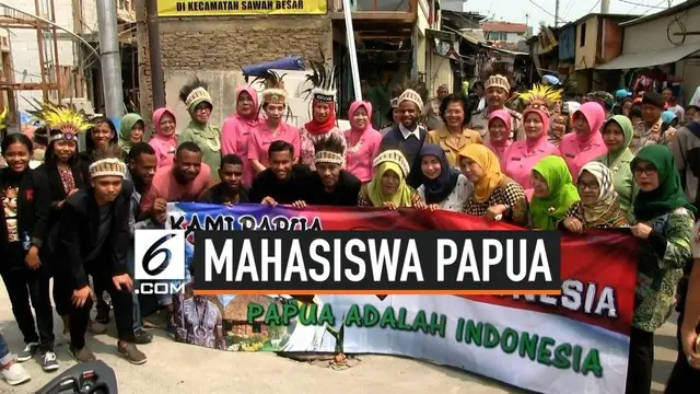 Sejumlah mahasiswa asal Papua memberikan bantuan kepada korban kebakaran di Mangga Dua Selatan. Kegiatan ini, menjadi wadah bagi mahasiswa asal Papua bahwa mereka bisa menempatkan diri saat di perantauan.