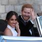 Meghan Markle memakai cincin aquamarine milik Putri Diana sesaat setelah menikah dengan Pangeran Harry. (STEVE PARSONS / POOL / AFP)