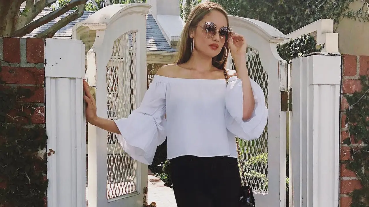 [Bintang] Pamer Bahu Mulus, Kecenya Cinta Laura Pakai Atasan Off-Shoulder