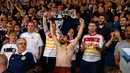 Kehebohan ribuan fans Timnas Jerman saat menonton pertandingan di Hampden Park , Glasgow, Skotlandia, Senin (7/9/2015). Jerman menang atas Skotlandia dengan skor 3-2. (Reuters/Russell Cheyne)