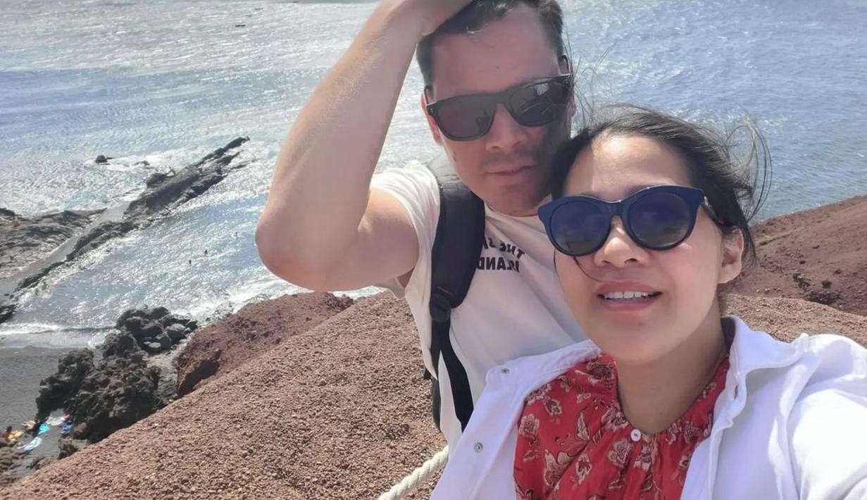 Gracia Indri dan Jeffry, mengabadikan momen berada di Puerto del Carmen, Spanyol. Keduanya memperbanyak foto dengan latar belakang laut. (Foto: Instagram/@graciaz14)