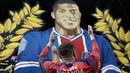 Kylian Mbappe berpose di depan koreografi raksasa bertema dirinya di Stadion Parc des Princes, Senin (13/5/2024). (AFP/Franck Fife)