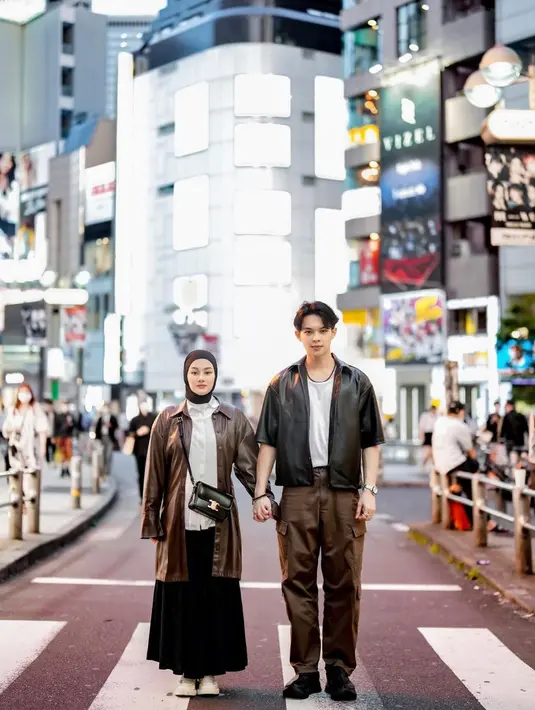 <p>Tak ketinggalan, pasangan Dinda Hauw dan Rey Mbayang juga pernah mengunjungi Jepang untuk berwisata. kerap menggunakan pakaian serasi, kali ini busana keduanya didominasi bahan leather berwarna coklat. [Instagram/dindahw]</p>