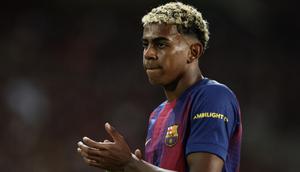 Reaksi penyerang Barcelona Spanyol #10, Lamine Yamal, selama pertandingan phase league match 2 Liga Champions antara FC Barcelona dan Paris Saint-Germain (PSG) di Estadi Olimpic Lluis Companys di Barcelona, ​​pada 1 Oktober 2025. (Josep LAGO/AFP)