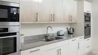 7 Cara Membersihkan Lemari Dapur Berminyak Tanpa Mengelupas Lapisan, Dapur Kinclong Kembali