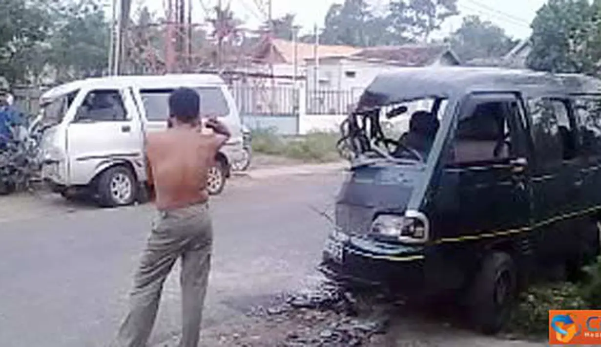 Citizen6, OKU Selatan: Kecelakaan di Kecamatan Simpang Ogan Kemering Ulu atau OKU Selatan, Sumatera Selatan, mengakibatkan dua mobil rusak parah di bagian depan dan seorang meninggal dunia. (Pengirim: Lak Dian)