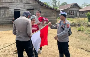 Menunggu Ombak Surut Demi Merah Putih di Pelosok Pesisir Barat