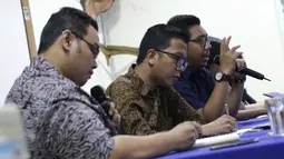 Peneliti ICW, Kurnia Ramadhana (kanan) memberi keterangan terkait 20 nama Capim KPK yang lolos seleksi di gedung LBH Jakarta, Minggu (25/8/2019). Koalisi Kawal Capim KPK menyatakan menemukan adanya potensi konflik kepentingan dari pansel terhadap peserta seleksi. (Liputan6.com/Helmi Fithriansyah)