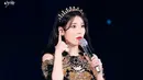 <p>Balutan gaun hitam emas ini bikin IU tampil elegan. (Foto: via Koreaboo)</p>