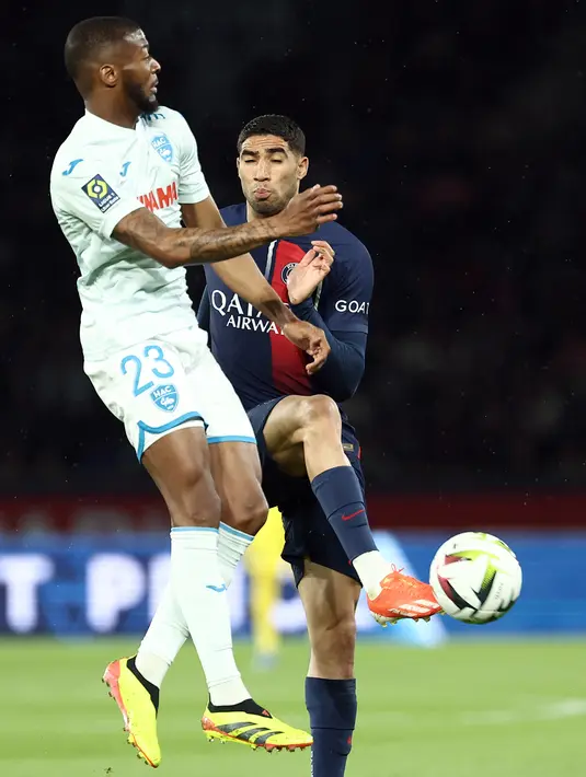 Meski demikian, PSG masih kokoh di puncak klasemen Ligue 1 dengan 69 poin dari 31 pertandingan. (FRANCK FIFE / AFP)