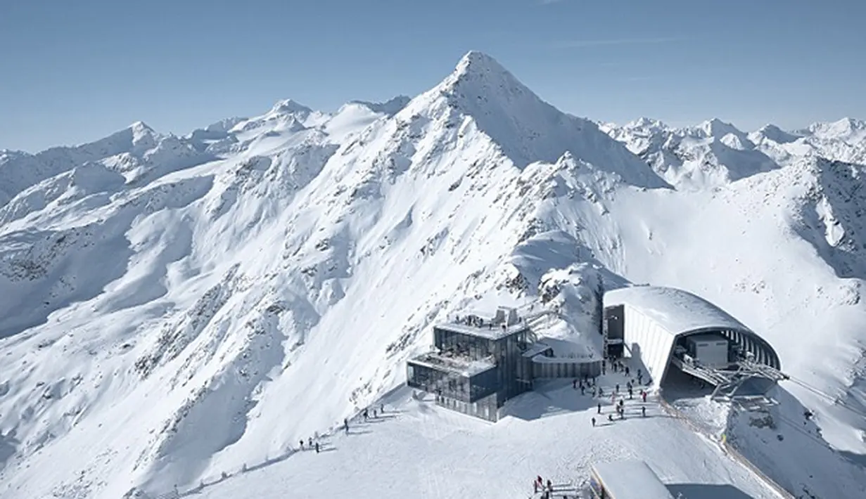 Das Central Ice Q  di Austria mempunyai hotel dengan restoran berfuturistik yang luar biasa. hotel dan restoran ini di pakai untuk pembuatan film James Bond "Spectre". Das Central Ice Q adalah hotel bintang lima. (Dailymail)