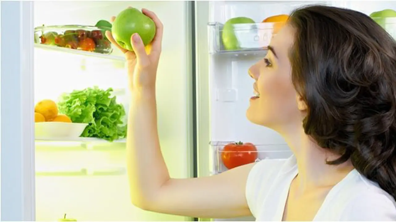Mengonsumsi buah dan sayur ternyata baik untuk kesehatan /Copyright Shutterstock
