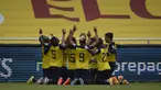 Para pemain Ekuador merayakan setelah Roberto Arboleda mencetak gol pembuka timnya melawan Kolombia selama pertandingan kualifikasi Piala Dunia 2022 di Quito, Ekuador, Selasa (17/11/2020). Ekuador menang telak atas Kolombia 6-1. (Rodrigo Buendia, Pool via AP)