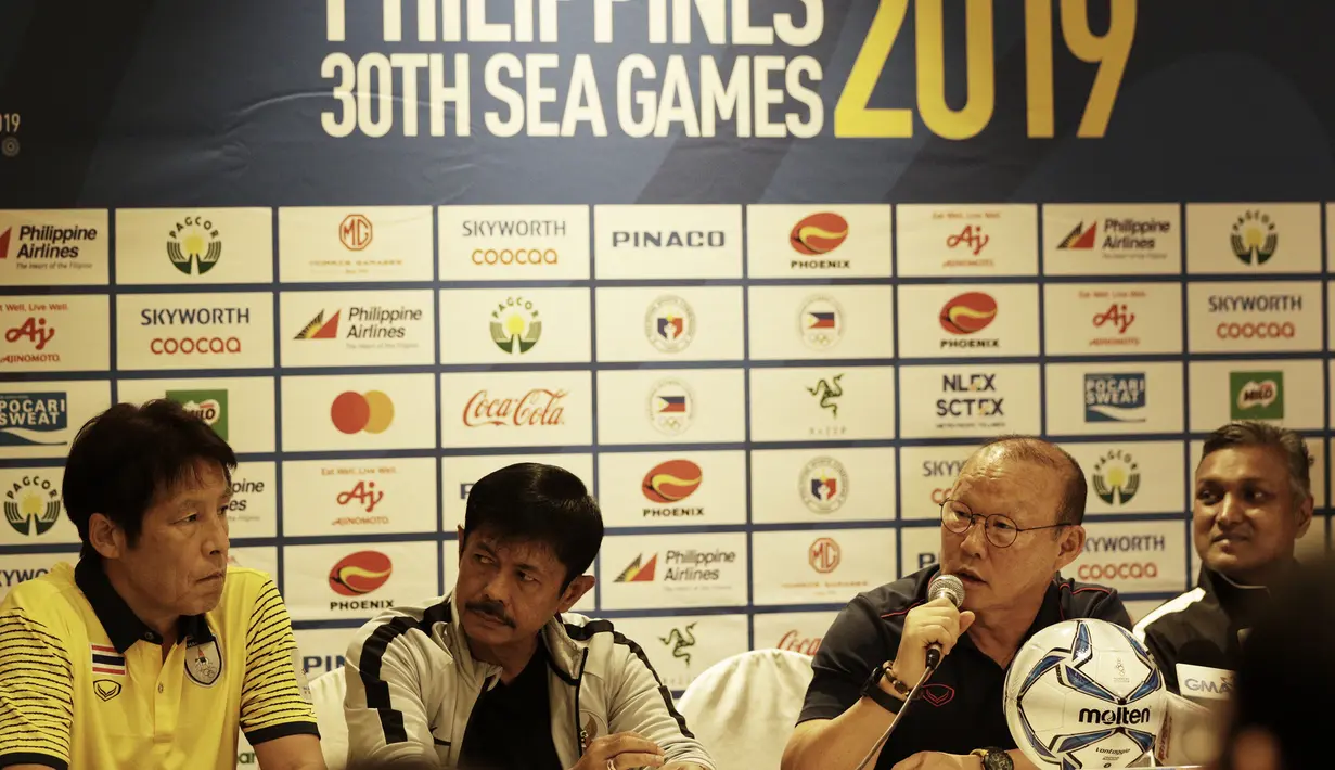 Pelatih Vietnam U-22, Park Hang-seo, memberikan keterangan pers di Hotel Century Park, Manila, Minggu (24/11). Cabang sepak bola SEA Games 2019 akan mulai bertanding Senin (25/11). (Bola.com/M Iqbal Ichsan)