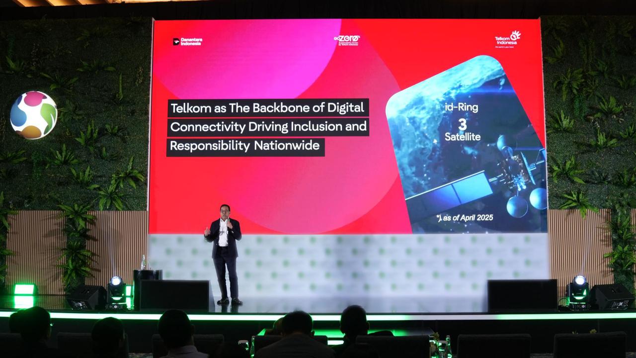 Wakil Direktur Utama Telkom Indonesia Muhammad Awaluddin saat menyampaikan  paparan pada acara Katadata Sustainability Action for the Future Economy (SAFE) 2025