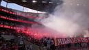 Para pendukung Benfica menyalakan suar dalam laga lanjutan Liga Portugal 2024/2025 melawan Sporting di Stadion da Luz, Lisbon, Portugal, Sabtu (10/05/2025) waktu setempat. (AP Photo/Armando Franca)