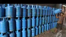 Seorang pekerja tengah membereskan tabung gas elpiji 12 kg di salah satu toko di kawasan Pasar Rebo, Jakarta, Rabu (13/8/2014) (Liputan6.com/Miftahul Hayat)