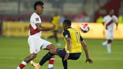 Peru baru memiliki peluang menyamakan skor pada menit ke-22. Tendangan jarak jauh Renato Tapia masih bisa diantisipasi kiper Ekuador, Hernan Ismael Galindez. (AP/Martin Mejia)