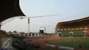 Alat berat terpasang di sisi Utara Stadion Patriot Bekasi, Selasa (25/8/2015). Sejak 23 April 2015 lalu, pembangunan Stadion Patriot kembali dilanjutkan dan diharapkan rampung sebelum pelaksanaan PON, September 2016. (Liputan6.com/Helmi Fithriansyah)