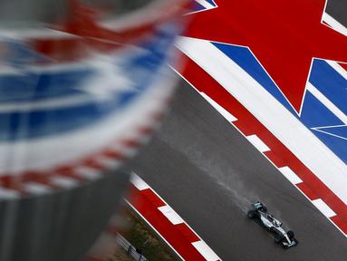 Pebalap Mercedes GP, Lewis Hamilton saat beraksi dalam F1 GP AS di Sirkuit The Americas, Austin, AS, Senin (26/10/2015) dini hari WIB. (Reuters/Mike Stone)