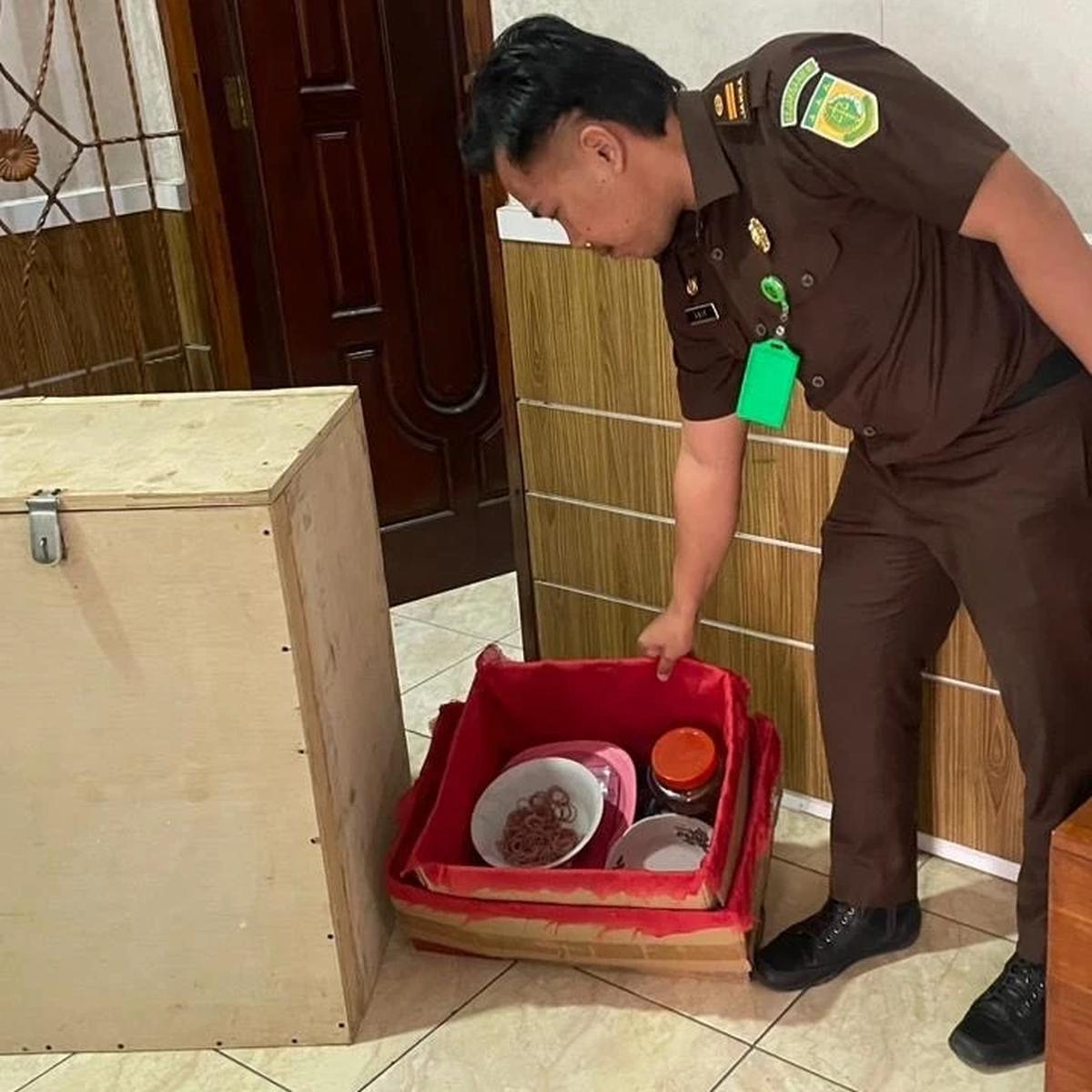 Penampakan Kotak Kayu Dukun Palsu di Lampung
