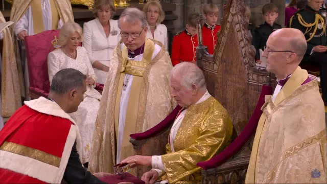 Raja Charles III duduk di kursi penobatan setelah diusap minyak urapan suci saat momen penobatan menjadi penerus takhta Kerajaan Inggris (Youtube/The Royal Family).
