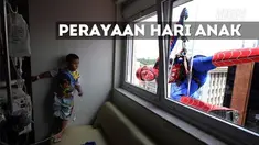 Banyak cara untuk membuat orang lain bahagia. Seperti dua orang ini yang menghibur anak-anak dengan cara uniknya.