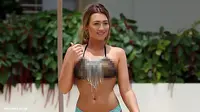 Wow, Laura Goodger Pamerkan Bokong dan Dadanya
