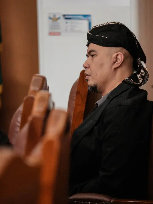 Musisi Ahmad Dhani mengikuti persidangan lanjutan terkait kasus ujaran kebencian di Pengadilan Negeri Jakarta Selatan, Senin (15/10). Sidang beragendakan pembacaan keterangan saksi dari pihak Ahmad Dhani sebagai terdakwa. (Liputan6.com/Faizal Fanani)