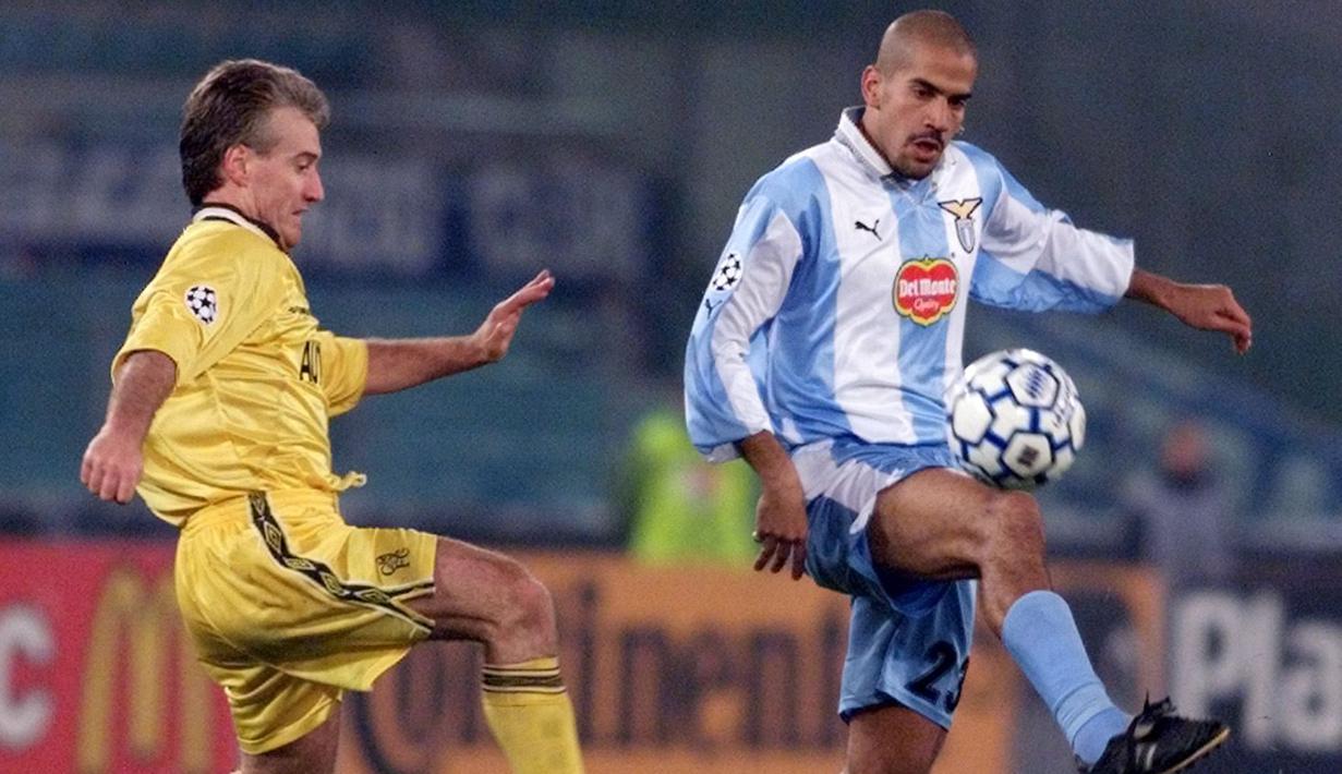 3. Juan Sebastian Veron -  Bintang Argentina ini menjadi pengatur serangan di lini tengah skuat Biancazzurri kala itu.  Ia menyumbangkan 11 gol untuk Lazio. (AFP/Gabriel Bouys)