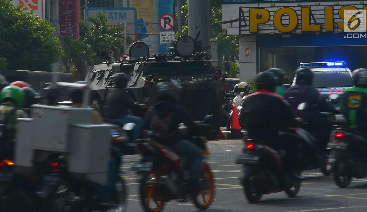 Kendaraan lapis baja TNI berjaga di pertokoan Glodok, Jakarta, Jumat (11/5). Pengamanan ketat dilakukan guna antisipasi peristiwa yang tidak diinginkan terkait Aksi Bela Palestina di Monas. (Merdeka.com/Imam Buhori)
