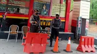 Kepolisian Resort Kota (Polresta) Batam memperketat penjagaan dan pengamanan usai ledakan bom bunuh diri di Polsek Astanaanyar, Bandung. (Liputan6.com/ Ajang Nurdin)