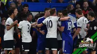 Video replay terjadi kericuhan pada laga Chelsea menghadapi Tottenham di Premier League. Diego Costa dicakar Mousa Dembele di tengah laga.