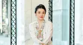 Kebaya yang dipilih Amanda memiliki sentuhan desain yang sederhana namun elegan, dengan warna cerah lembut yang menambah kesan anggun. Potongan kebaya yang pas di tubuhnya dipadukan sempurna dengan kain batik berwarna coklat, menciptakan harmoni antara tradisi dan keanggunan kontemporer. Tidak hanya itu, riasan wajah Amanda yang natural serta tatanan rambutnya yang simpel namun tertata rapi semakin melengkapi penampilannya yang mempesona. (Liputan6.com/IG/@amandarigby6)