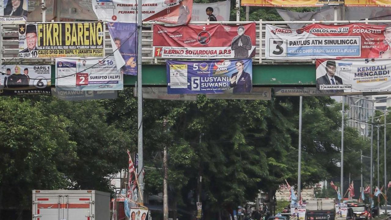 Kondisi ini membuat jembatan penyeberangan orang (JPO) terkesan kumuh karena dipenuhi spanduk-spanduk yang menjadi atribut kampanye partai politik.