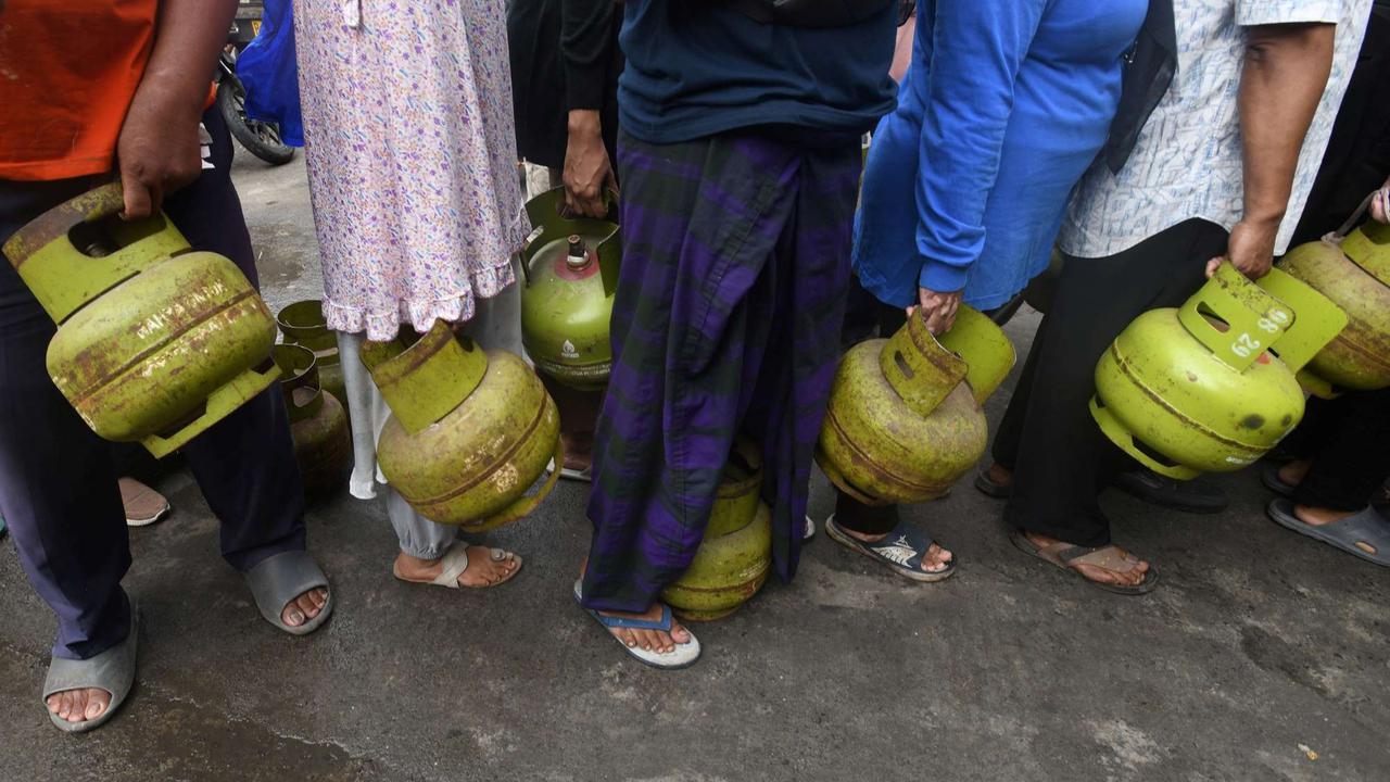 Antrean pembeli gas 3 kg