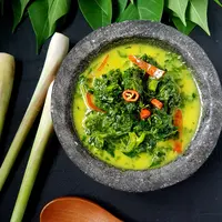 Ilustrasi opor daun singkong./Copyright shutterstock.com