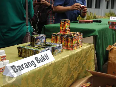 Sejumlah obat palsu dari berbagai merek diperlihatkan saat rilis di Ditreskrimsus Polda Metro Jaya, Jakarta, Senin (9/11/2015). Polda Metro Jaya mengamankan 25 jenis obat palsu dan menahan satu orang tersangka. (Liputan6.com/Helmi Fithriansyah)