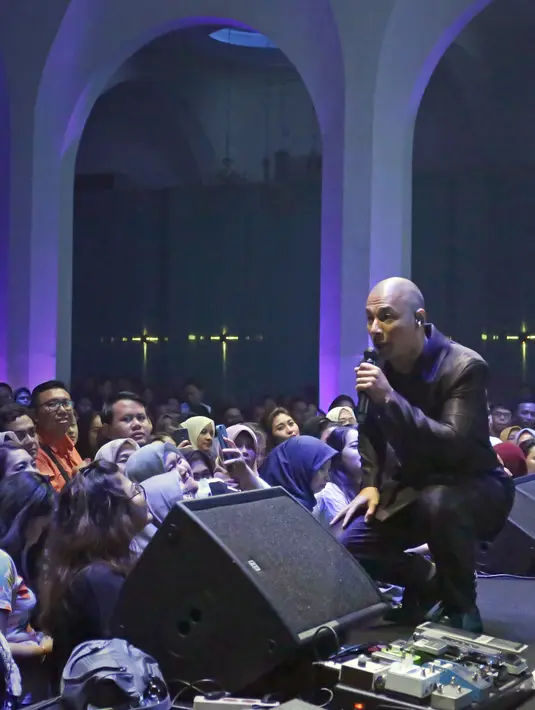 "Jangan pernah berubah, harapan selalu begitu, tapi seiring waktu pastinya ada yang berubah. Ada saja baru mau ini, ini masuk, ya kan? Baru saja mau serius, yah tiba-tiba yang ini kok lucu? Padahal memuji doang ya," tuturnya.  (Bambang E.Ros/Fimela.com)