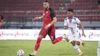 Pemain Persija Jakarta, Marko Simic (kiri) menguasai bola dibayangi pemain Arema FC, Arkhan Fikri pada laga matchday kedua Grup B Piala Presiden 2024 di Stadion Kapten I Wayan Dipta, Gianyar, Bali, Rabu (24/7/2024). (Dok. Persija)
