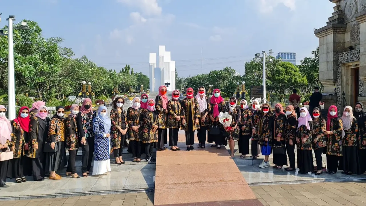 PIA DPR RI melakukan ziarah dan tabur bunga di Taman Makam Pahlawan (TMP) Kalibata pada hari ini, Kamis (18/8/2022) saat HUT ke-77 RI.