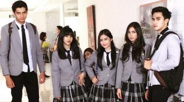 Bedah Fashion Anak Sekolahan Di Sinetron Fashion Fimela Com Diposting oleh unknown di 11.59. anak sekolahan di sinetron