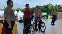 Polisi gendut dapat hadiah sepeda (Fauzan/Liputan6.com)