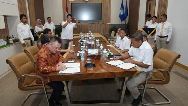 Ketua Umum Eka Tjipta Foundation (ETF)  Hog Tjhin, Ketua Harian ETF, Agustina Tutik saat penandatanganan nota kesepahaman bersama Rektor UNDIP, Suharnomo di UNDIP, Semarang (28/10/2024). (Dok Sinar Mas)