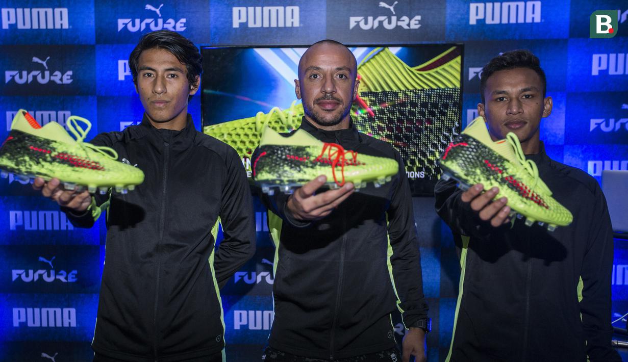 Pesepak bola, Hanif Sjahbandi, Julian Faubert dan Osvaldo Haay memperkenalkan sepatu Puma Future 18.1 di Taman Menteng, Jakarta, Jumat (9/3/2018). Puma Future 18.1 dirancang untuk pengepasan saat pemakaian. (Bola.com/Vitalis Yogi Trisna)