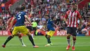 Southampton melakukan serangan balik pada menit ke-30 melalui kerjasama segitiga Stuart Armstrong, Che Adams dan Moussa Djenepo. Che Adams akhirnya melepaskan tendangan yang akhirnya mengecoh David De Gea usai bola membentur Fred. Southampton unggul 1-0. (Foto: AFP/Glyn Kirk)