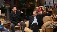David Schwimmer dan  Matthew Perry dalam Friends: The Reunion. (Terence Patrick/HBO Max via AP)